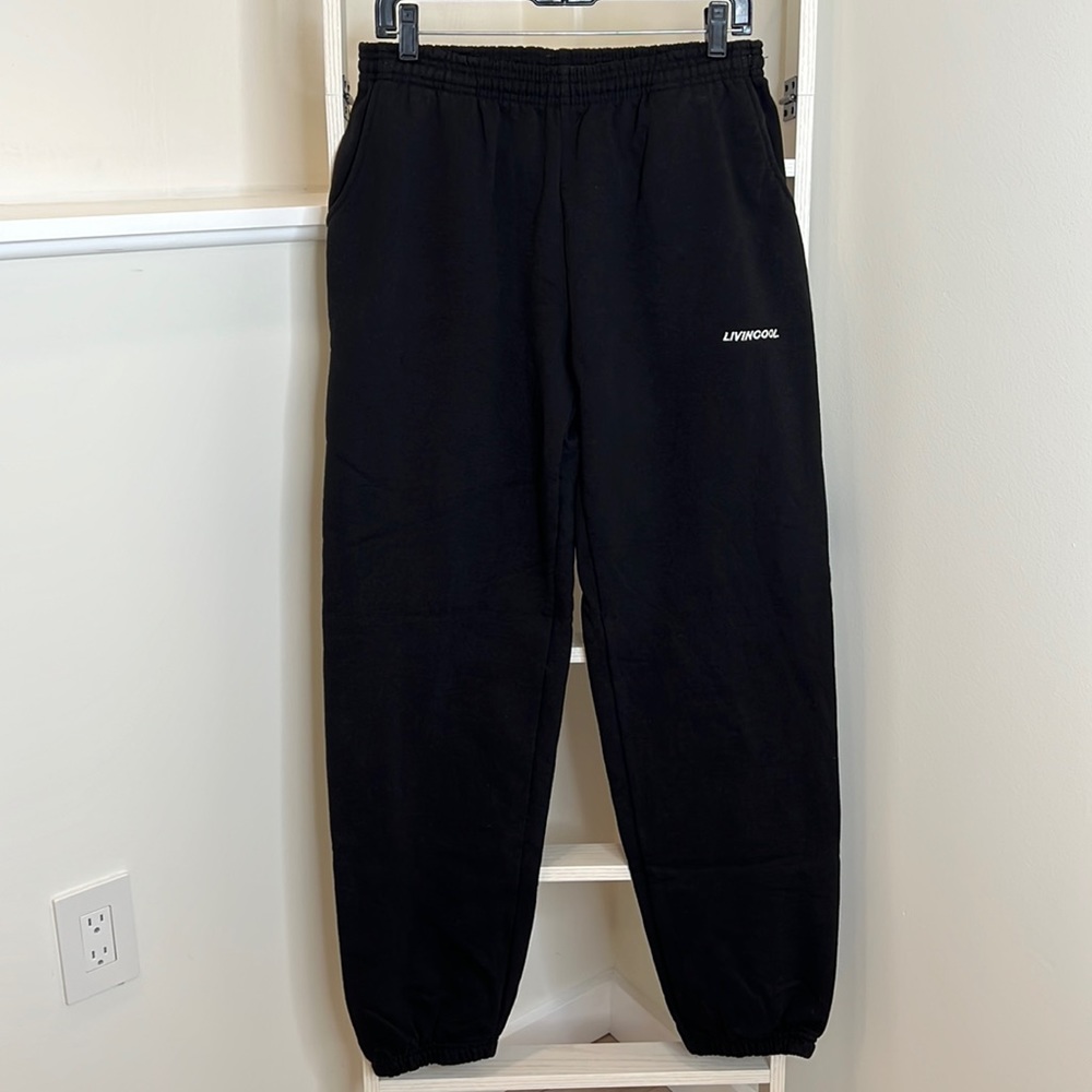 Livin­cool Clas­sic Em­broi­dered Sweat­pants - Black